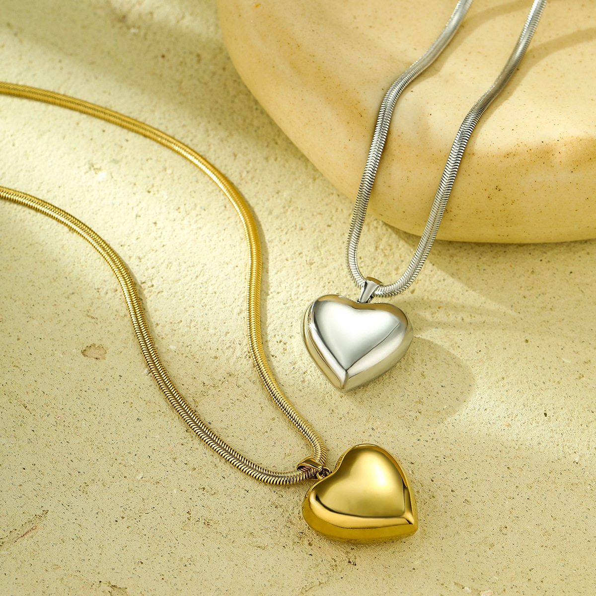 防水心形吊坠项链，不褪色不锈钢镀金镂空吊坠项链