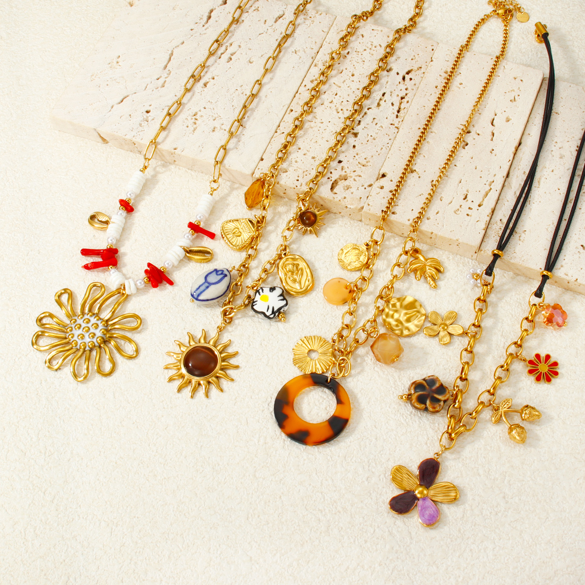 复古多吊坠项链，镀金不锈钢材质，配花朵、爱心、太阳